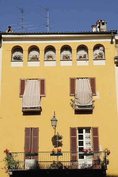 Italy, Piedmont, Biella, house facades, Piazza Cisterna
