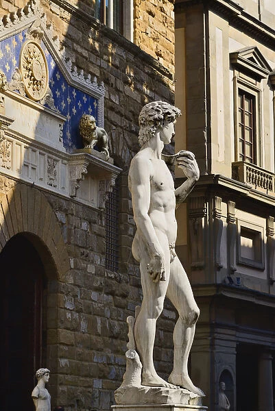 Italy, Tuscany, Florence, Piazza della Signoria, Replica of the famous David statue by Michelangelo with the Palazzo Vecchio as background