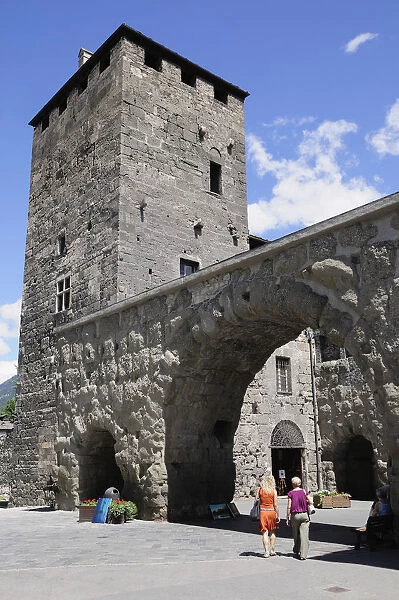 Italy, Valle d Aosta, Aosta, Porta Praetoria city walls & entrance