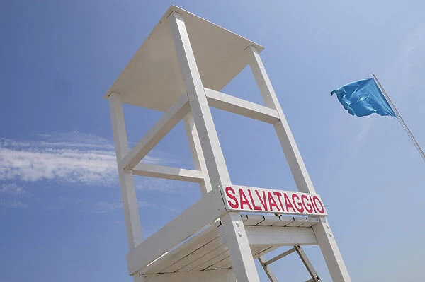 Italy, Veneto Friuli, Grado, Spiaggia Costa Azzurra, lifeguard post with sunbathers