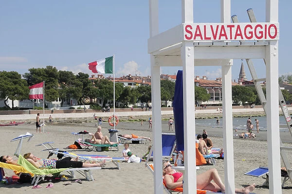 Italy, Veneto Friuli, Grado, Spiaggia Costa Azzurra, lifeguard post with sunbathers
