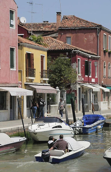Italy, Veneto, Venice, Burano, canalside scene