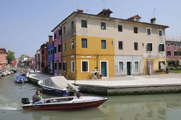 Italy, Veneto, Venice, Burano, canalside scene