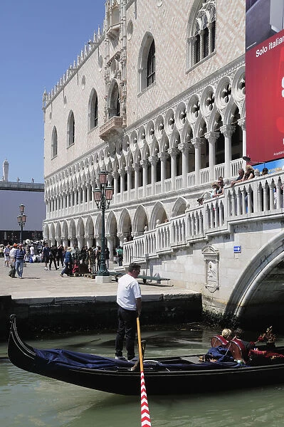 Italy, Veneto, Venice, gondola with Ponte della Paglia & Palazzo Ducale