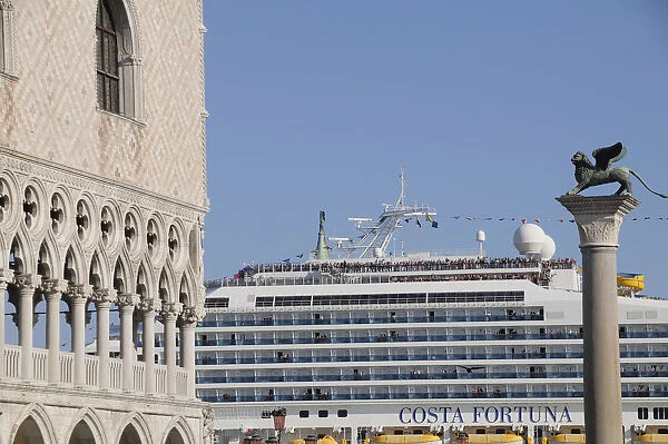 Italy, Veneto, Venice, Palazzo Ducale with cruise ship passing Piazza San Marco