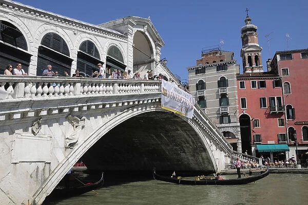 Italy, Veneto, Venice, Rialto bridge over the Grand Canal