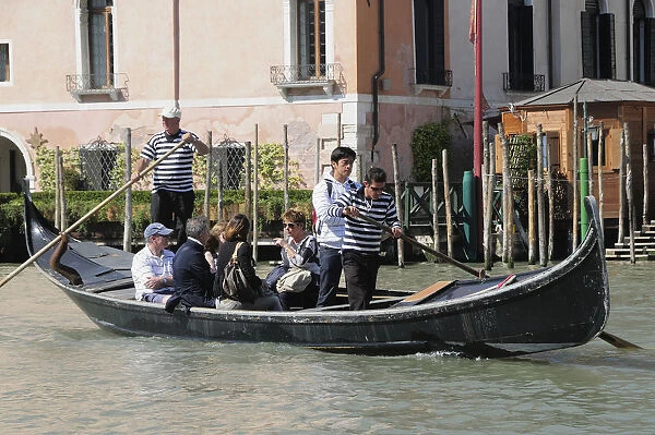 Italy, Veneto, Venice, traghetto crossing the Grand Canal near Rialto