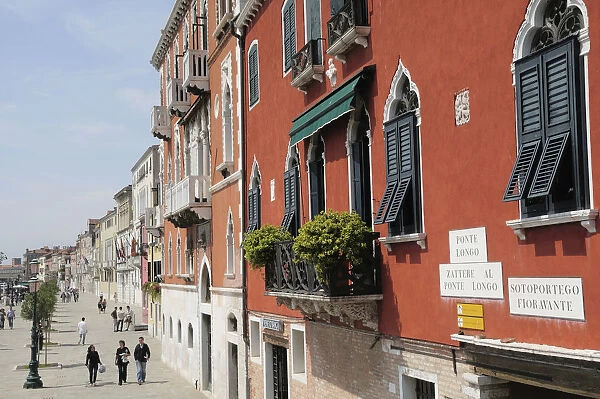 Italy, Veneto, Venice, Zattere, people walking along Fondamente Zattere
