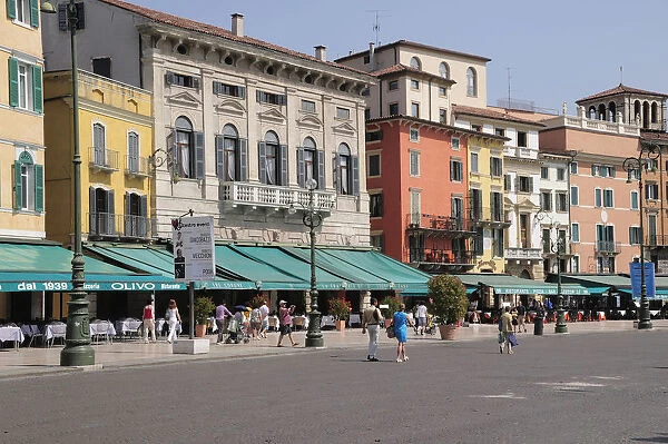Italy, Veneto, Verona, Piazza Bra, cafes & restaurants