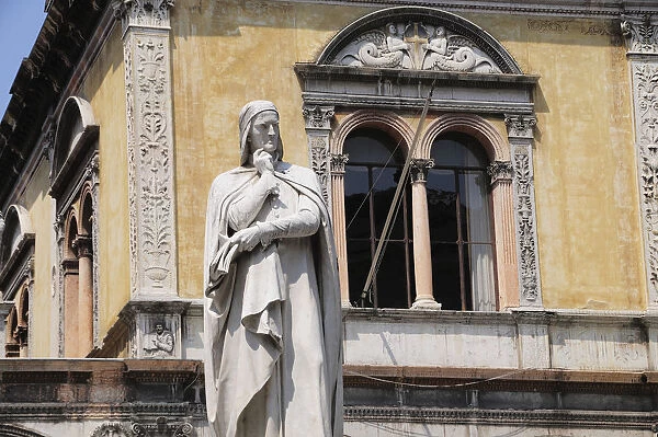 Italy, Veneto, Verona, statue of Dante, Piazza dei Signori