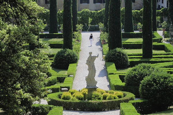 Italy, Veneto, Verona, statue & topiary, garden view, Giardini Giusti