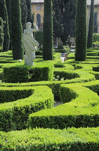 Italy, Veneto, Verona, statue & topiary, Giardini Giusti