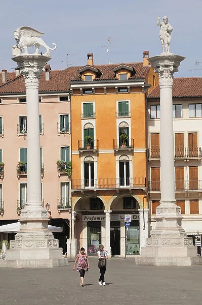 Italy, Veneto, Vicenza, Piazza dei Signori with columns of St Mark & Christ