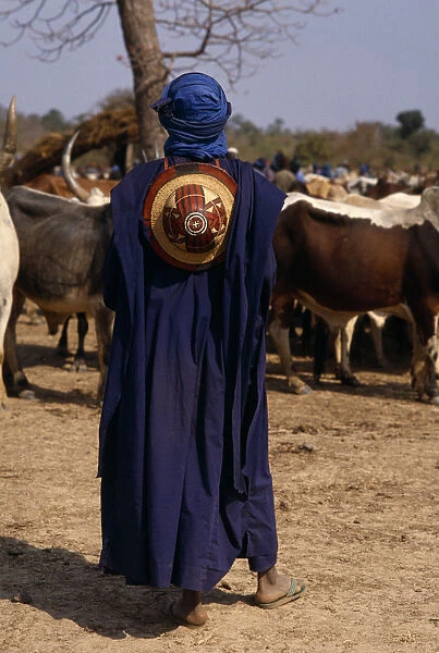 MALI, Kolokani Fulani man at cattle market