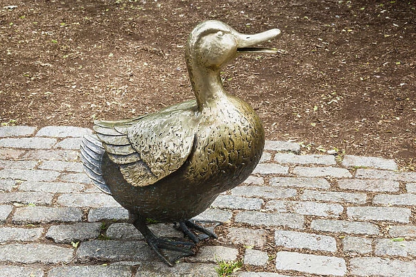 Mrs Mallard, Make way for ducklings sculpture by Nancy Schon, Boston Public Garden