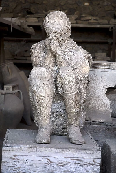 Plaster cast of the victim known as The muleteer as he uses his hands to protect his face