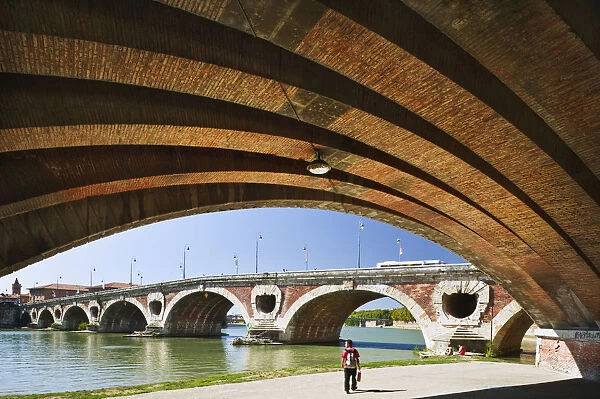 Pont Neuf red brick bridge over the river Garonne
