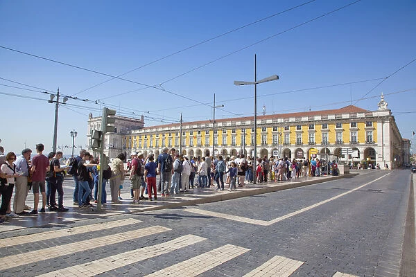 Portugal, Estremadura, Lisbon, Baixa, Praca do Comercio with queue of tourists awaiting tram
