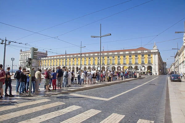 Portugal, Estremadura, Lisbon, Baixa, Praca do Comercio with queue of tourists awaiting tram