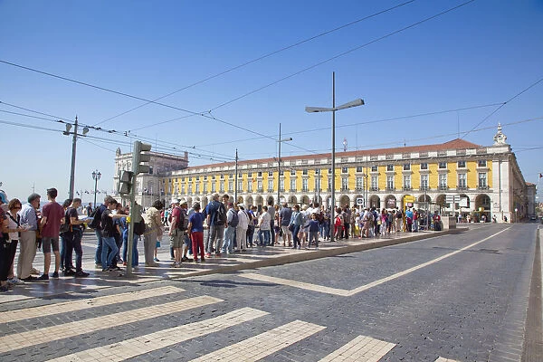 Portugal, Estremadura, Lisbon, Baixa, Praca do Comercio with queue of tourists awaiting