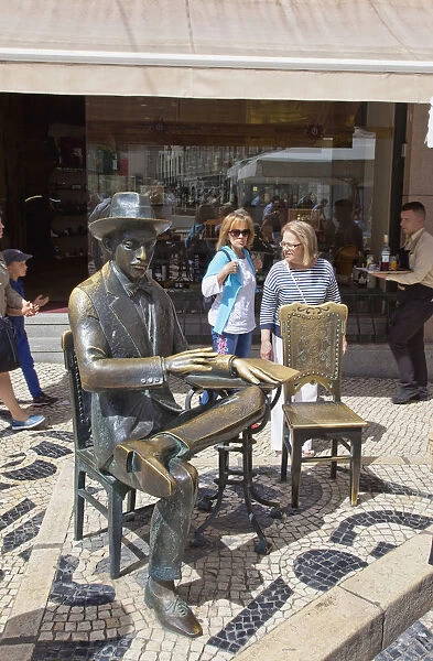 Portugal, Estremadura, Lisbon, Chiado, Statue outside Cafe A Brasileira on Rua Garrett