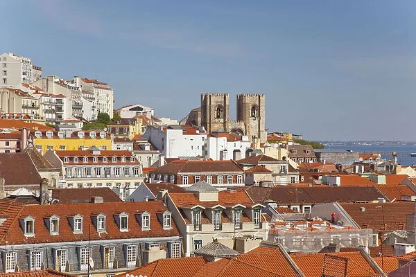 Portugal, Estremadura, Lisbon, View over Alfama district seen from Chiado