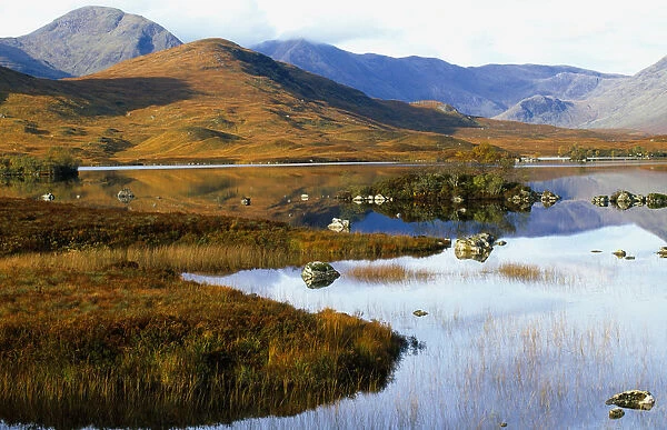 Scotland, Argyll and Bute, Rannoch Moor, Loch Na H Achlaise at Rannoch Moor, View across water with mountains in the distance