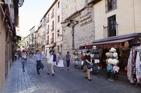 Spain, Castilla La Mancha, Toldeo, Calle Santo Tome with tourists and souvenir shops