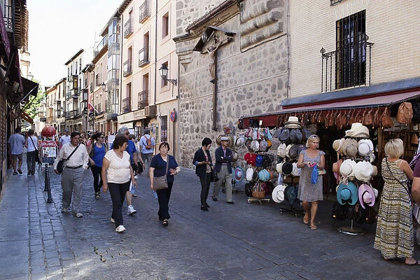 Spain, Castilla La Mancha, Toldeo, Calle Santo Tome with tourists and souvenir shops