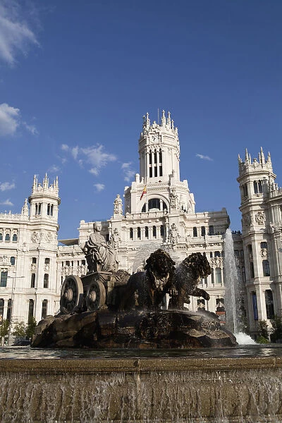 Spain, Madrid, Statue of Cibeles at Plaza de la Cibeles with the Central Post Office in