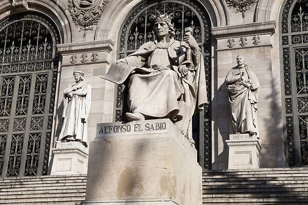 Spain, Madrid, Statues of Lope de Vega & Alfonso el Sabio on the steps outside the