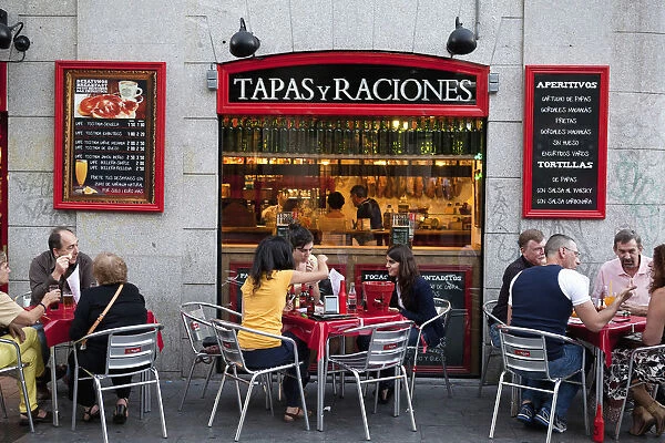 Spain, Madrid, Tapas bar on Calle de las Huertas