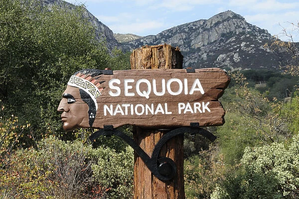 USA, California, Sequoia NP, Wooden park sign and mountain views