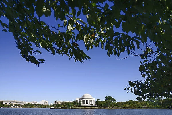 USA, Washington DC, National Mall, Thomas Jefferson Memorial viewed across the Tidal