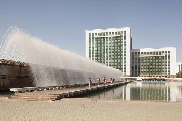 Water fountain and Finance Ministry, Moliya Vazirligi, Independence Square