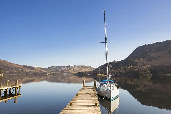 Yacht moored at a jetty on Lake Ullswater, Place Fell on right, Glenridding