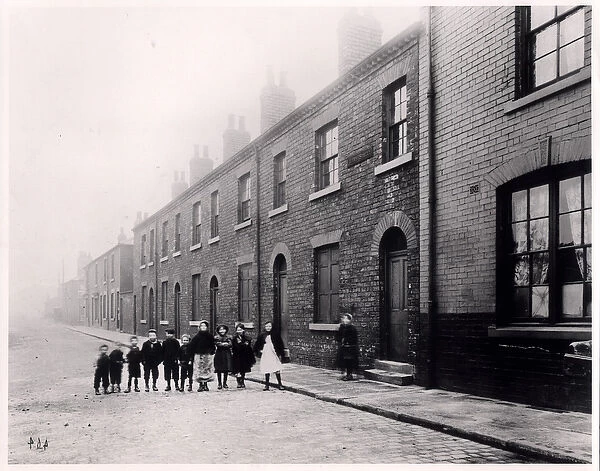 Children in Ivory Street, Hunslet, Leeds, December 1901 (b  /  w photo)