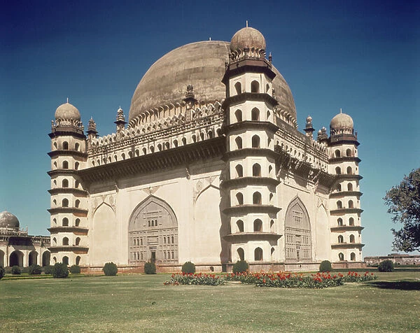 View of the Gol Gumbaz, mausoleum to Mohammed Adil Shah II (1627-57) built in 1659 (photo