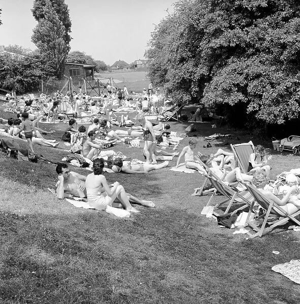Finchley R. Open air swimming pool. General scenes of the crowd at the edge of the pool
