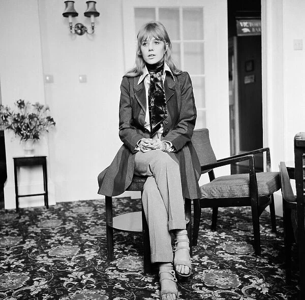 Marianne Faithfull waiting in a hotel to hear the verdict of Rolling Stones Keith