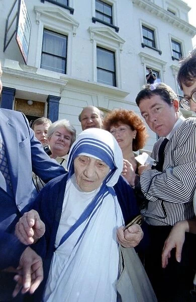 Mother Teresa opens hostel in London June 1993