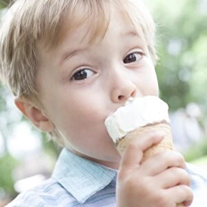 Boy eating an ice cream F008 / 2201