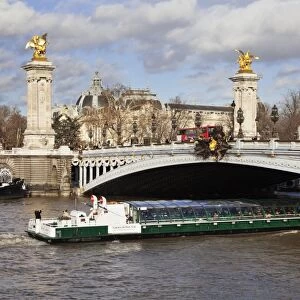 Cruise ship and Pont Alexandre III bridge, Paris, Ile de France, France, Europe
