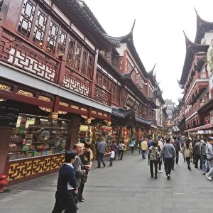 Shopping in the Yu Yuan (Yuyuan) Bazaar, Yu Gardens, Nanshi, Shanghai, China, Asia