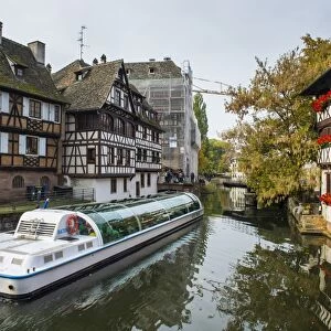 Tourist boats in the lock, the tanners quarter, Petite France, Strasbourg, Alsace, France, Europe