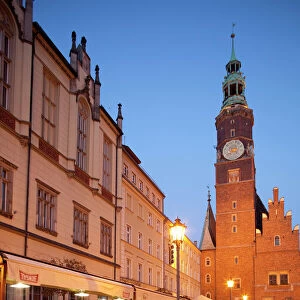 Town hall at dusk, Rynek (Old Town Square), Wroclaw, Silesia, Poland, Europe