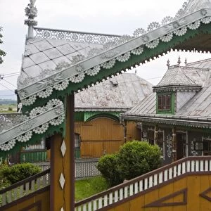 Traditional house, Sat Baiesti, Cornu Luncii, Bucovina, Romania, Europe