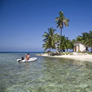 Belize, Silk Caye, Tourists in dingie