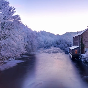 Ireland, Co. Donegal, Ramelton, River lennon in winter, House by river (PR)