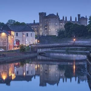 Ireland, County Kilkenny, Kilkenny City, pubs along River Nore and Kilkenny Castle, dusk